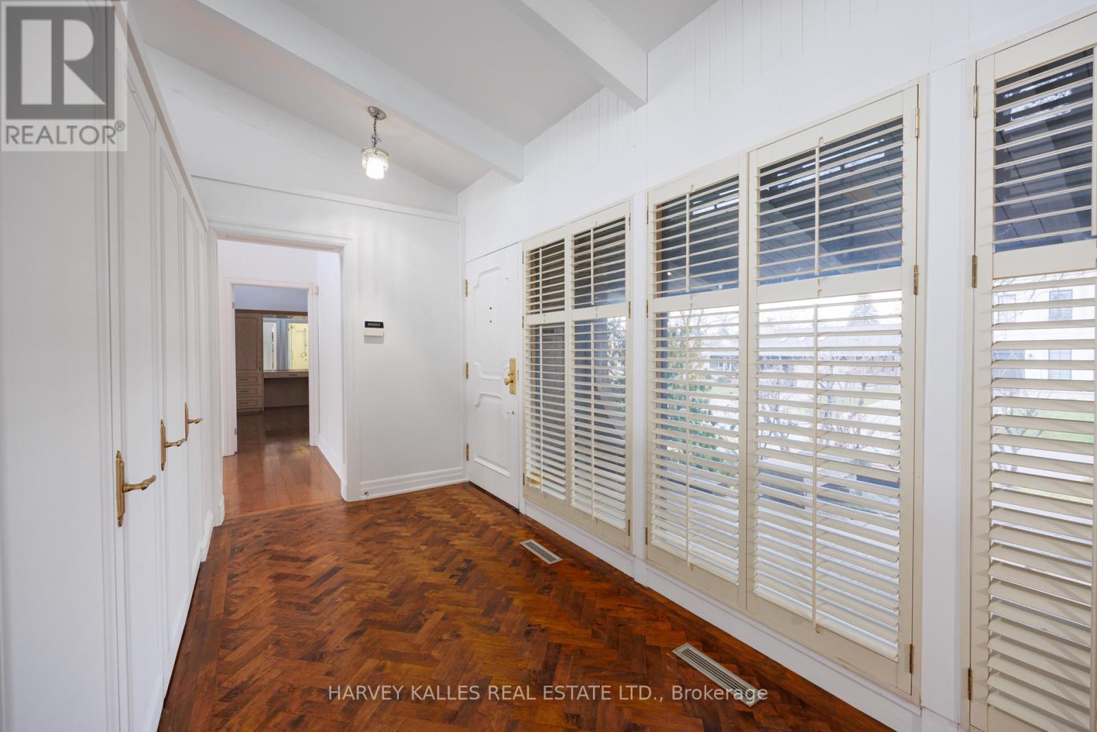 19 Blair Athol Crescent, Toronto, Ontario  M9A 1X6 - Photo 6 - W12571718