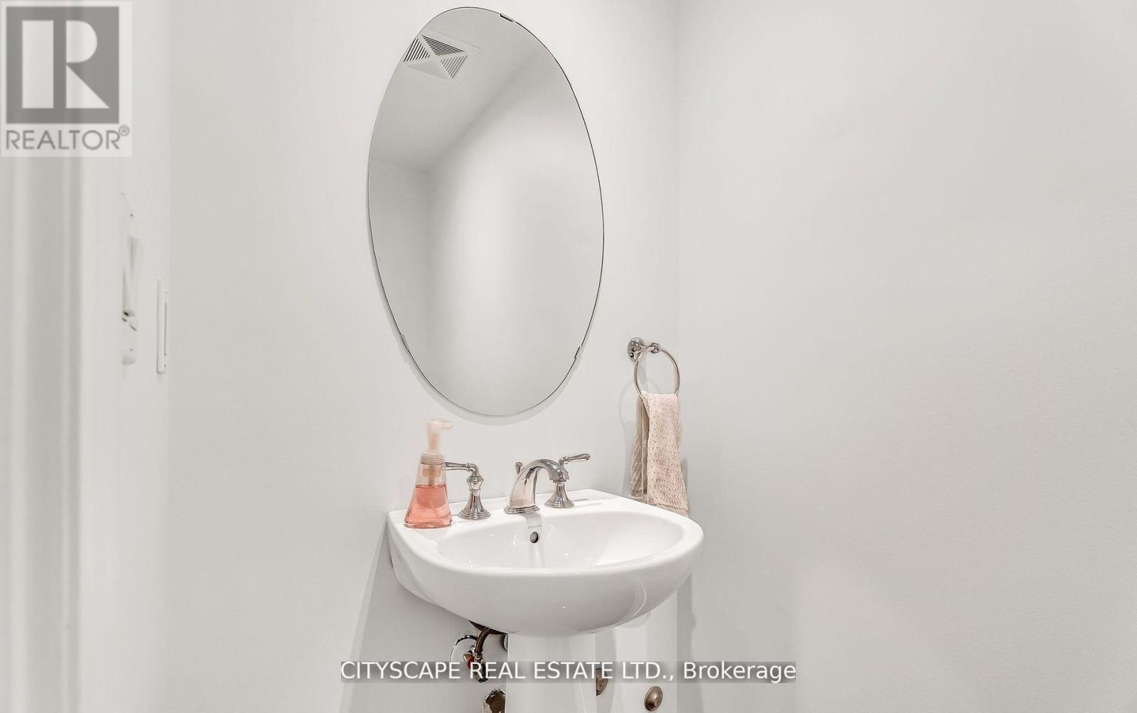 Th 7 - 81 Sloping Sky Mews, Toronto, Ontario  M5V 1P4 - Photo 5 - C12571768