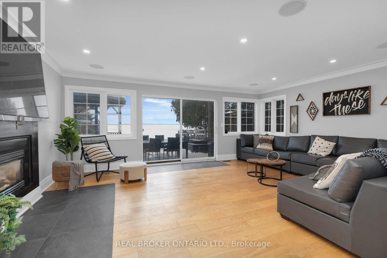 943 Barry Avenue, Innisfil, Ontario  L0L 1W0 - Photo 4 - N12571748