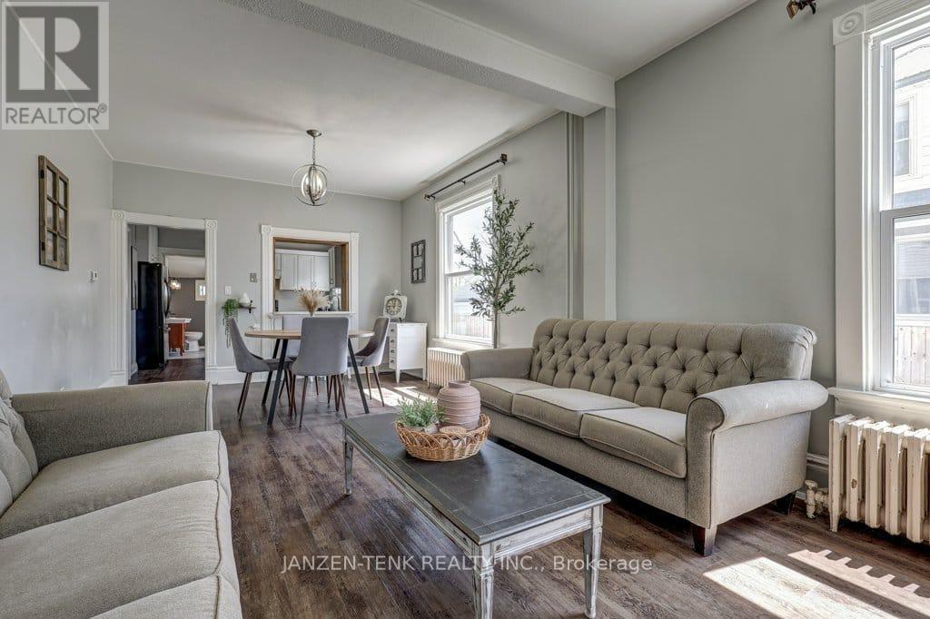 17 Oak Street, Aylmer, Ontario  N5H 1G3 - Photo 2 - X12484159