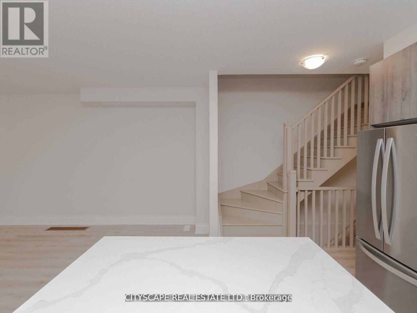 579 Wedgewood Drive, Burlington, Ontario  L7L 0J9 - Photo 11 - W12571764