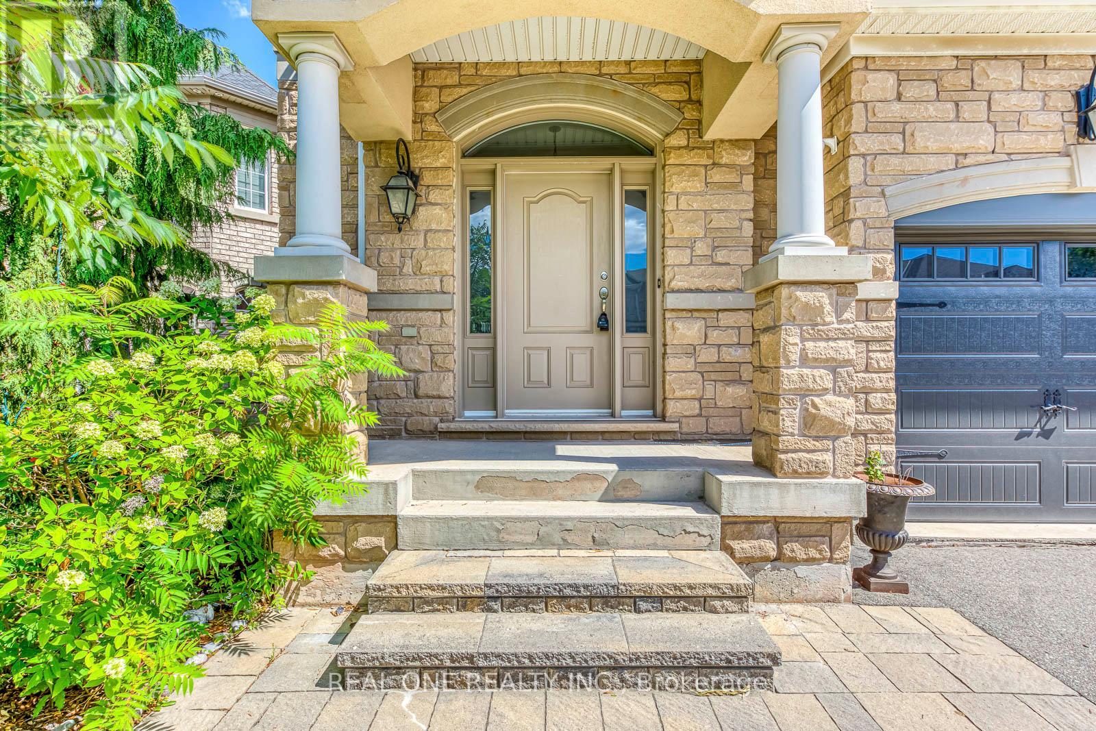 1342 Kestell Boulevard, Oakville, Ontario  L6H 0C8 - Photo 2 - W12571882