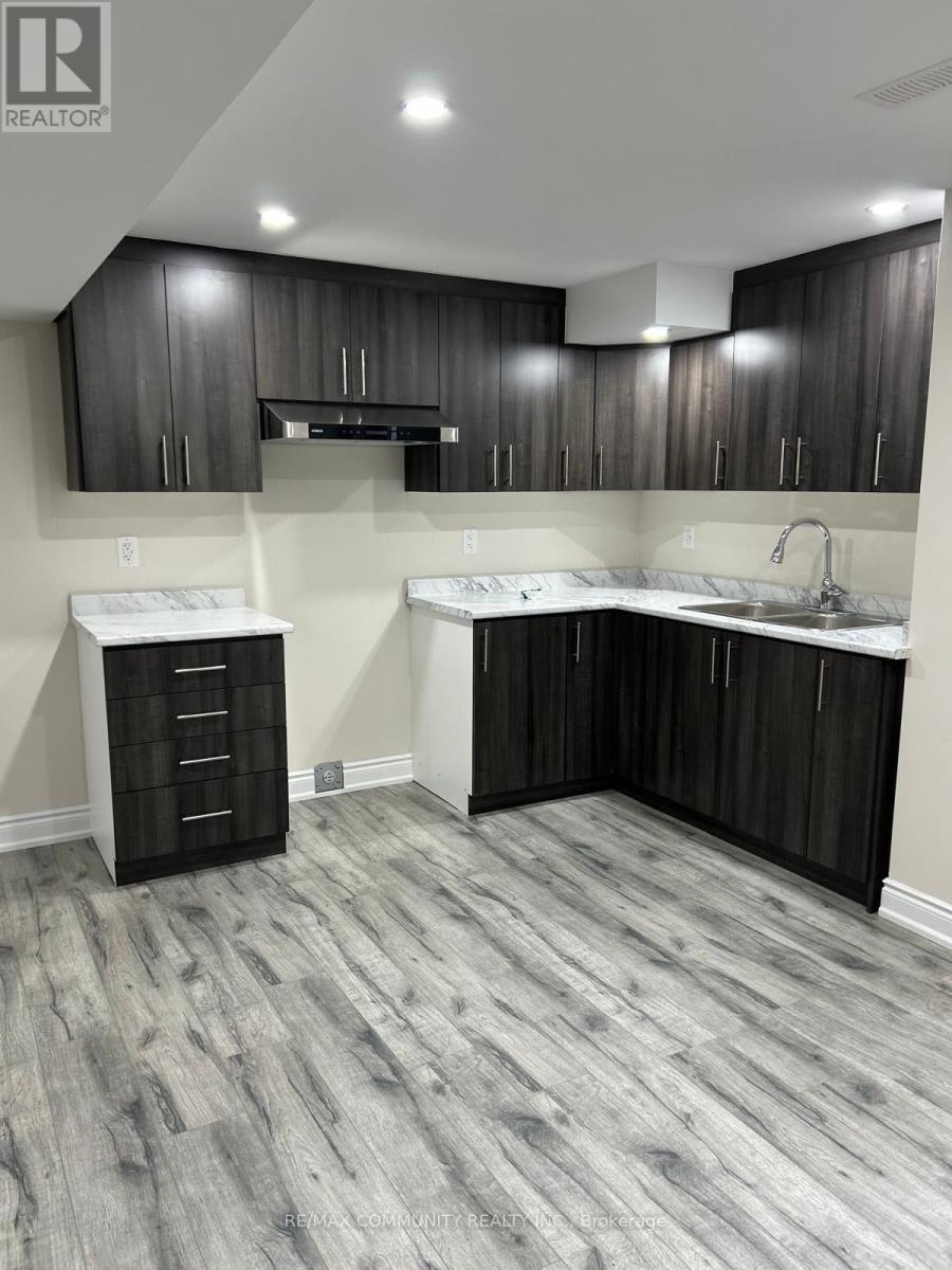 65 Summitgreen Crescent, Brampton, Ontario  L6R 0T5 - Photo 4 - W12571892