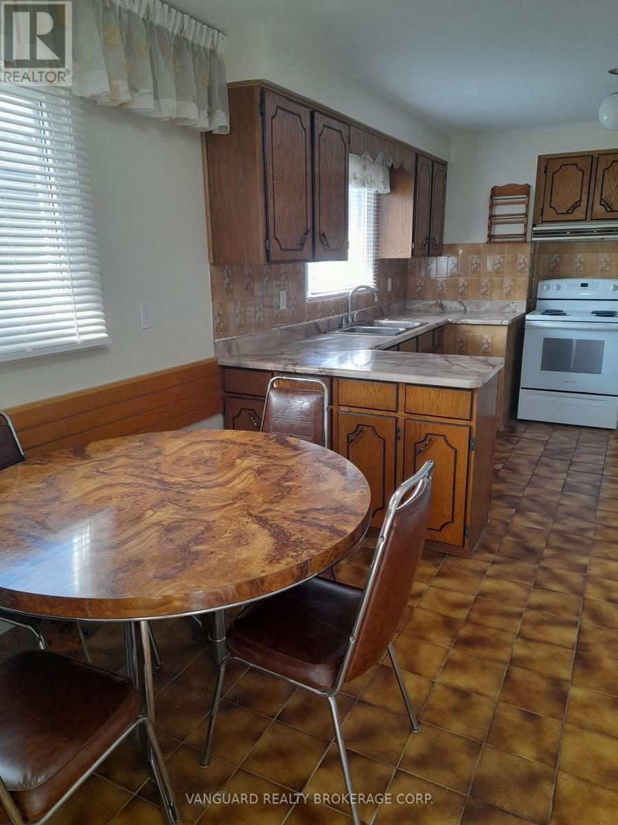 3485 Chipley Crescent, Mississauga, Ontario  L4T 2E3 - Photo 3 - W12571956