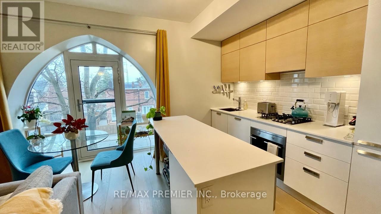 210 - 243 Perth Avenue, Toronto, Ontario  M6P 3X9 - Photo 10 - W12571960