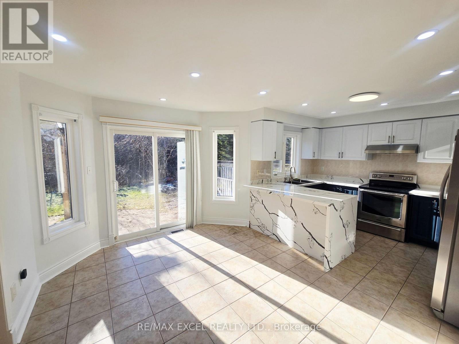 Upper Level - 133 Humberland Drive, Richmond Hill, Ontario  L4E 3Y7 - Photo 6 - N12559480