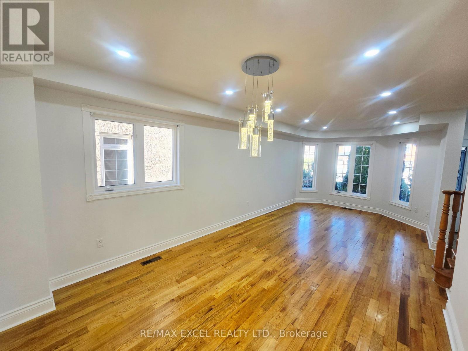 Upper Level - 133 Humberland Drive, Richmond Hill, Ontario  L4E 3Y7 - Photo 8 - N12559480