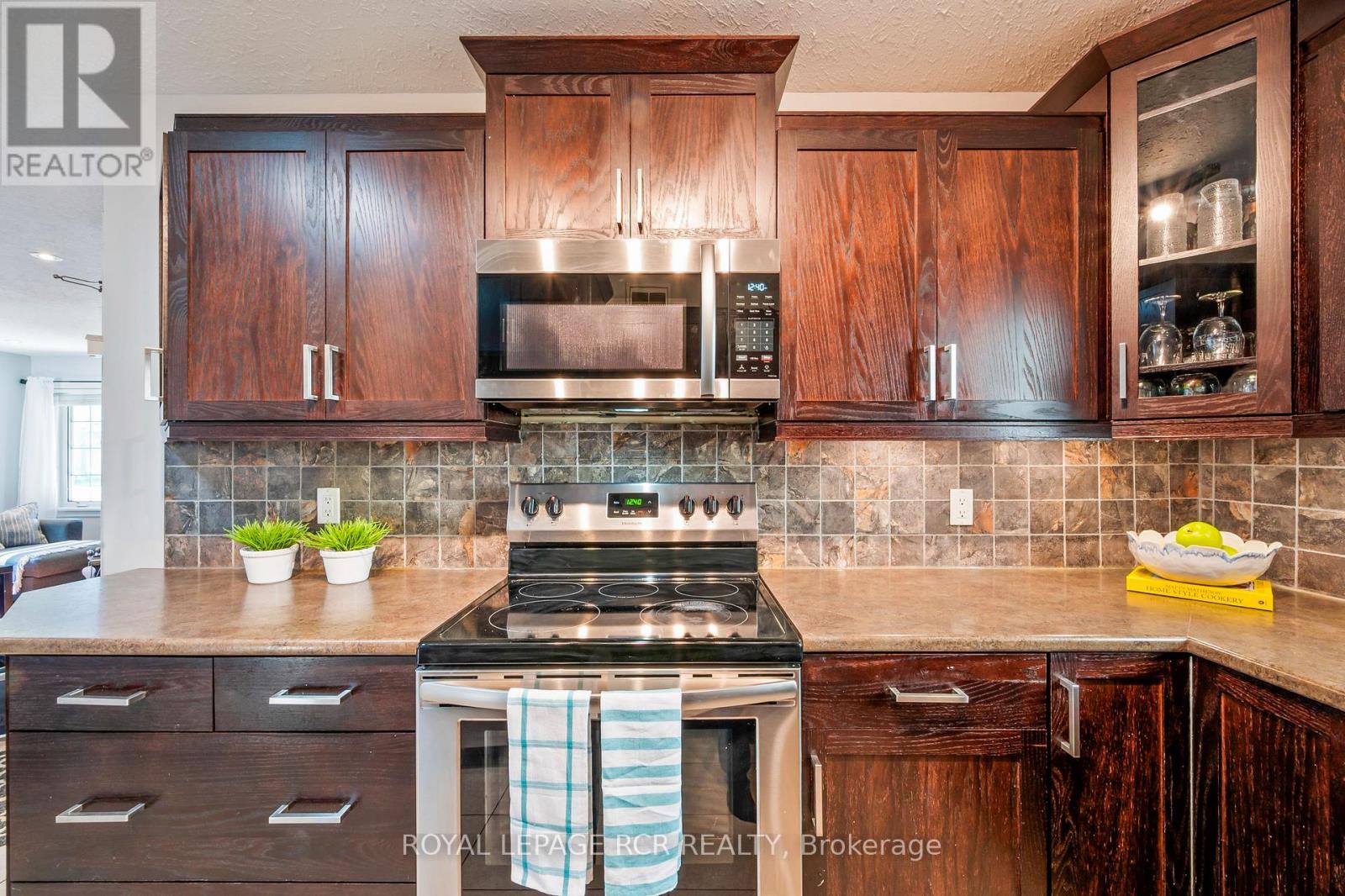 121 Fleming Way, Shelburne, Ontario  L9V 3E3 - Photo 10 - X12487765