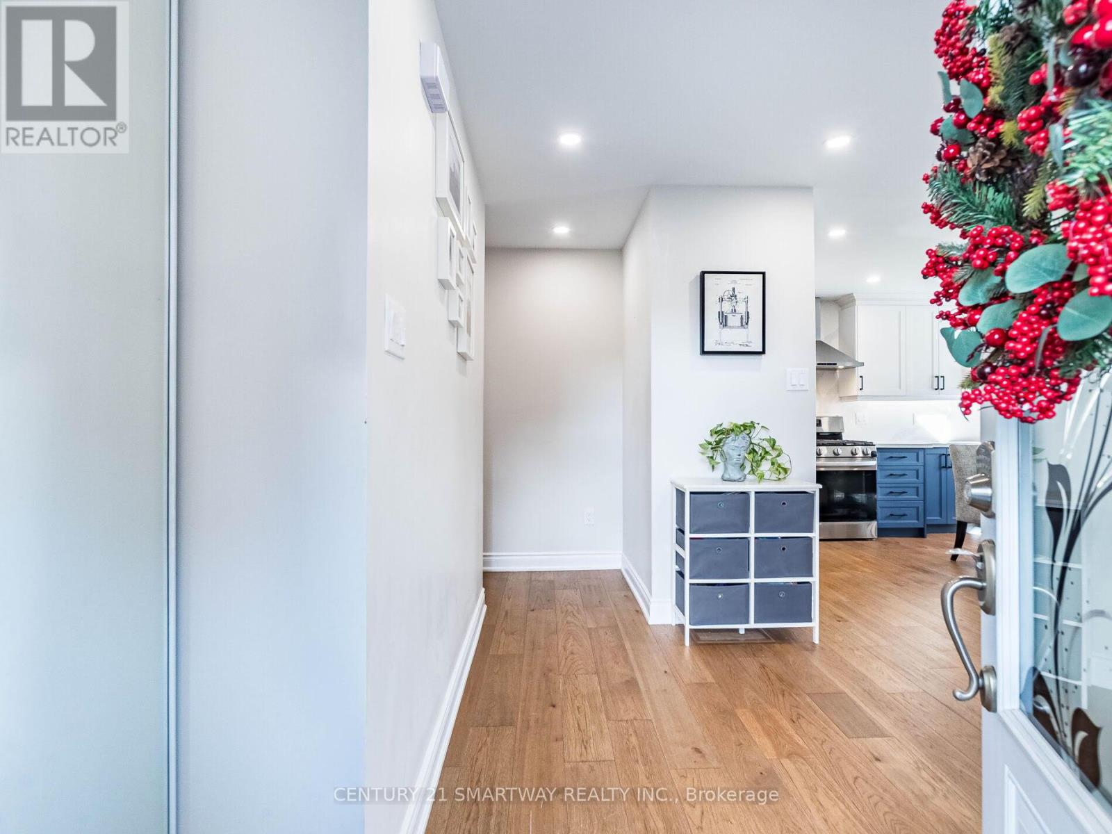 15 Huronia Court S, Brampton, Ontario  L6S 2C7 - Photo 4 - W12571618