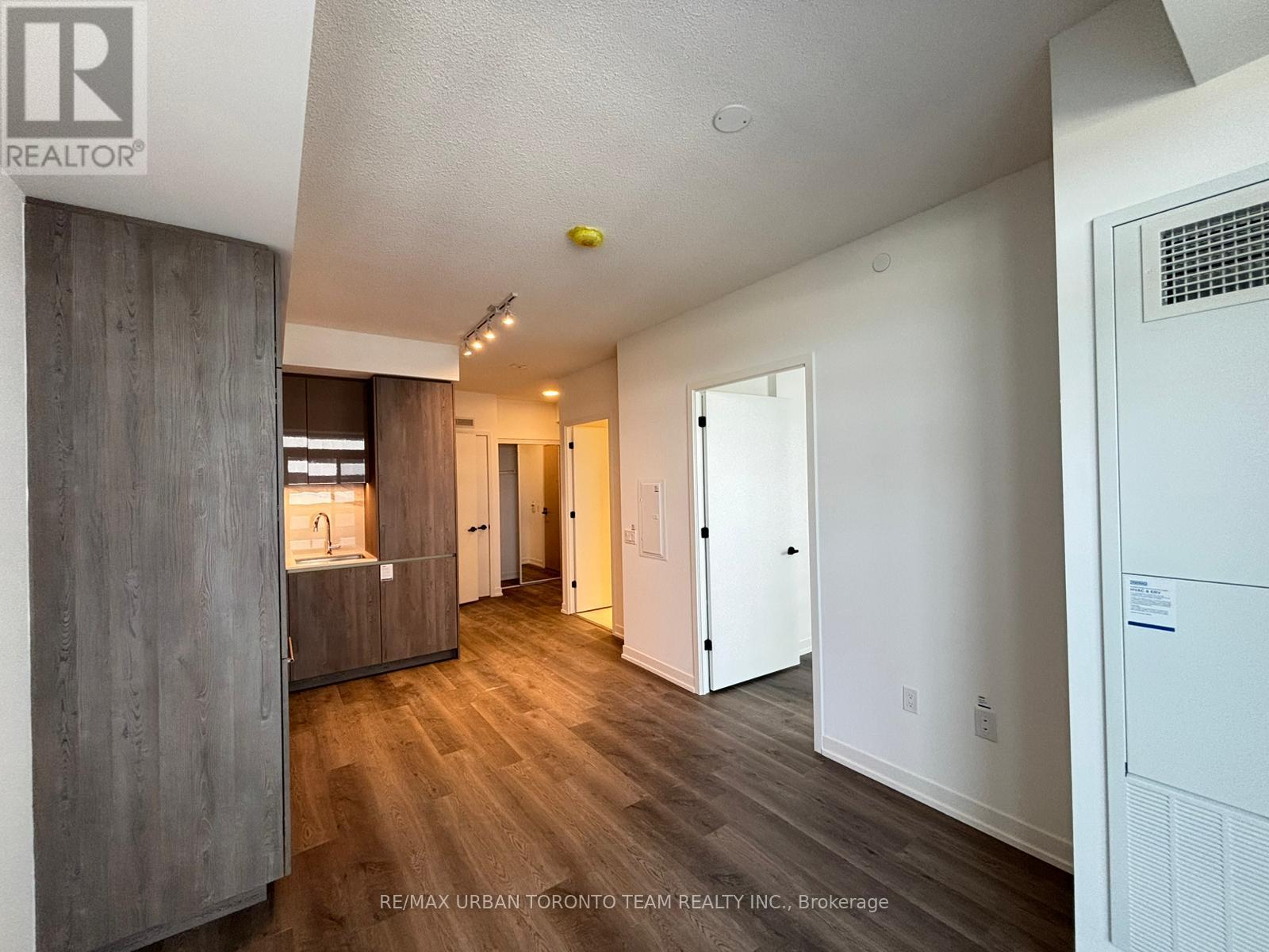 2115 - 8 Interchange Way, Vaughan, Ontario  L4K 5Z7 - Photo 3 - N12572076