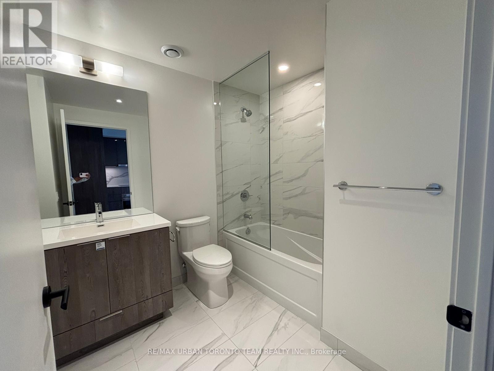 2115 - 8 Interchange Way, Vaughan, Ontario  L4K 5Z7 - Photo 8 - N12572076