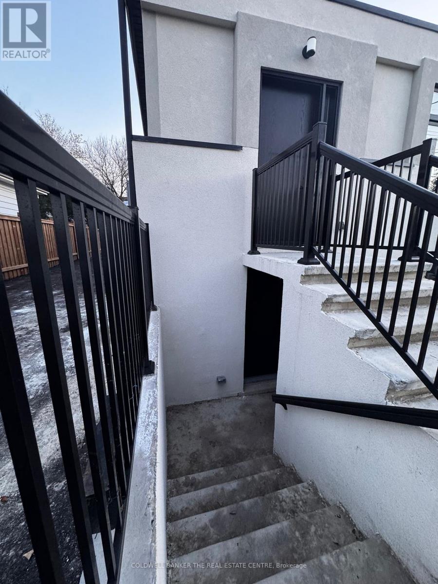 Unit 2 - Front Lower - 17 Cornwallis Drive, Toronto, Ontario  M1P 1H1 - Photo 4 - E12562192