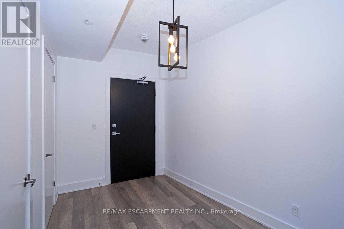 C301 - 5260 Dundas Street, Burlington, Ontario  L7L 0J7 - Photo 2 - W12571980