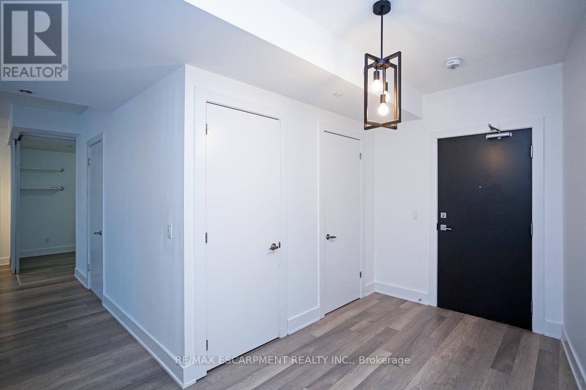 C301 - 5260 Dundas Street, Burlington, Ontario  L7L 0J7 - Photo 3 - W12571980