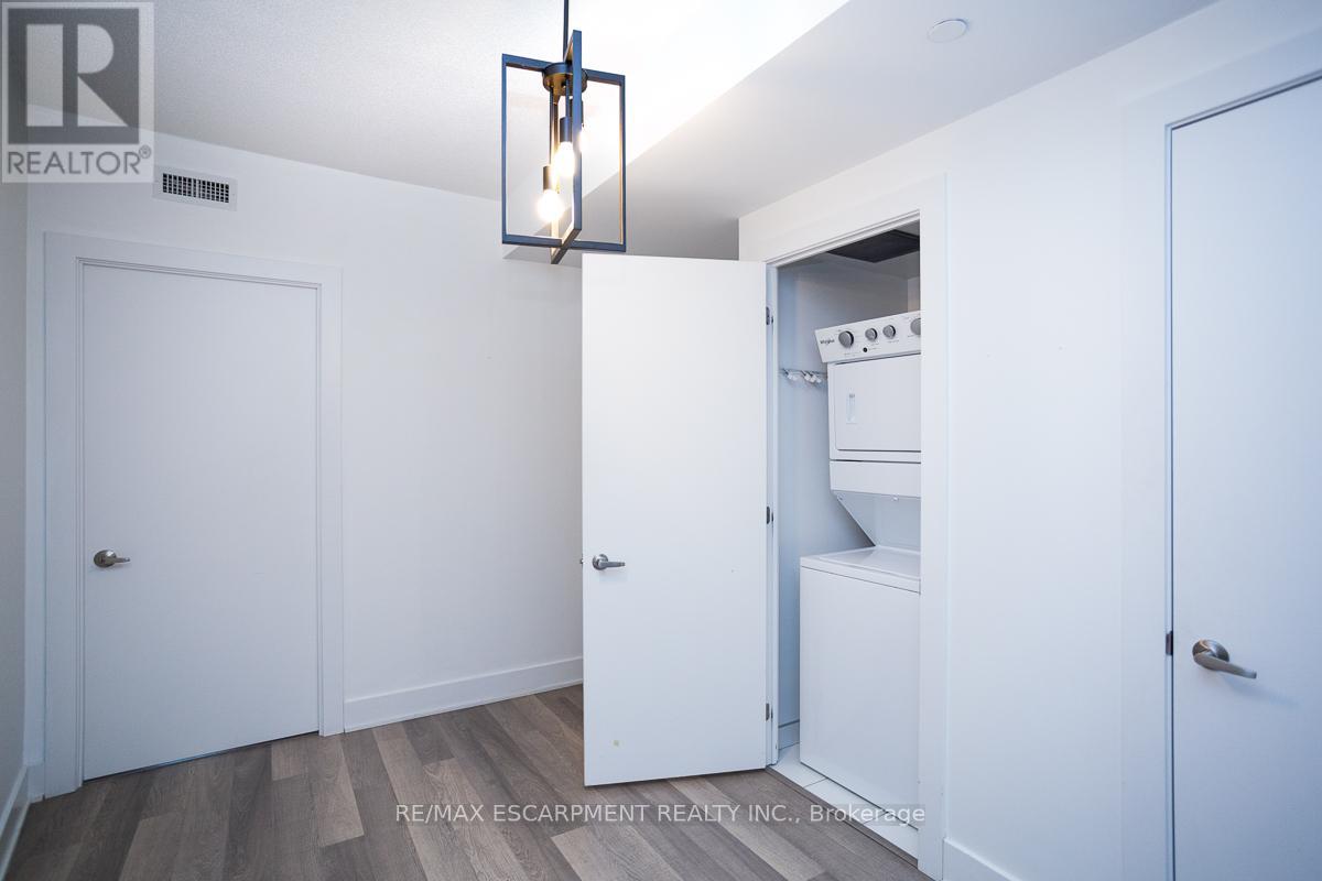 C301 - 5260 Dundas Street, Burlington, Ontario  L7L 0J7 - Photo 4 - W12571980