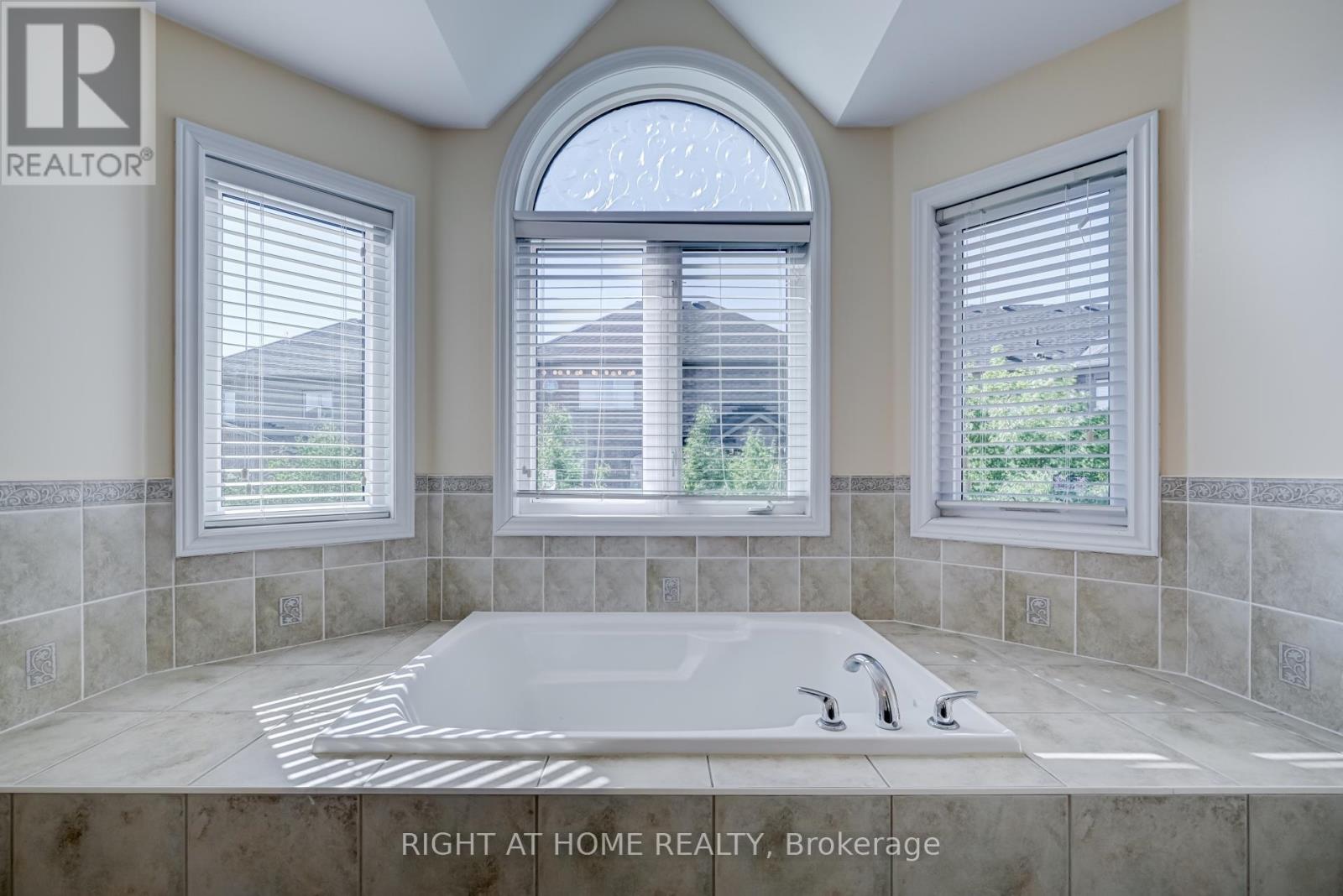 3407 Whilabout Terrace, Oakville, Ontario  L6L 0A7 - Photo 27 - W12572036