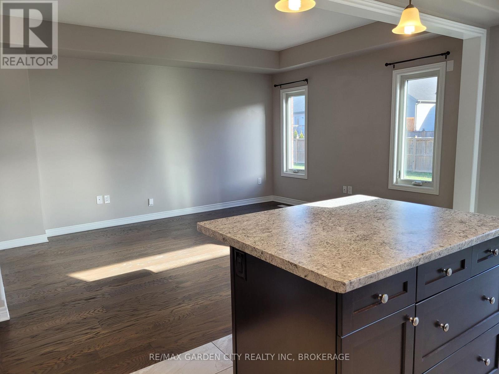 7770 Hanniwell Street, Niagara Falls, Ontario  L2G 4S3 - Photo 5 - X12572236