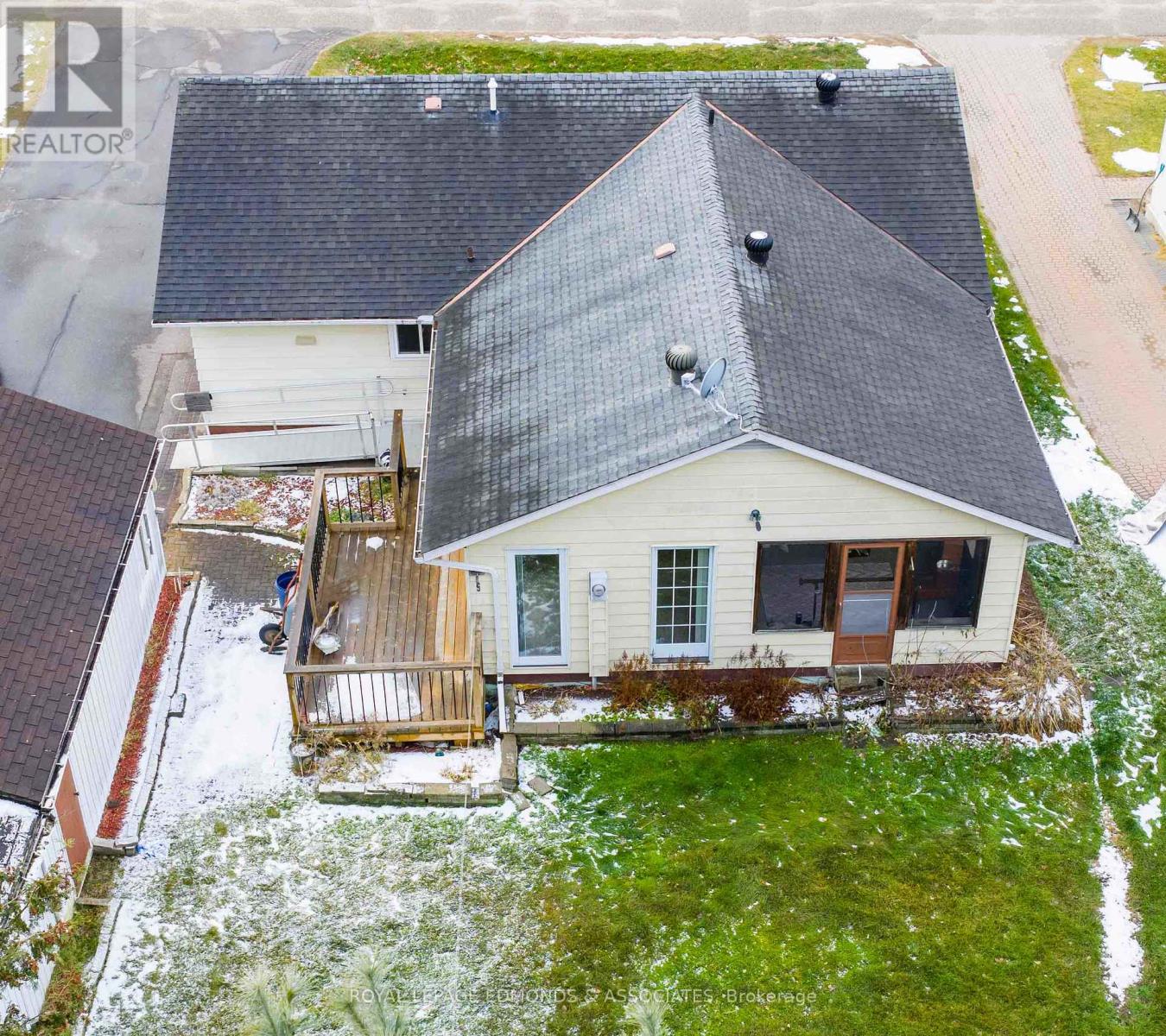 57 Beach Avenue, Deep River, Ontario K0J 1P0 - Photo 4 - X12572148