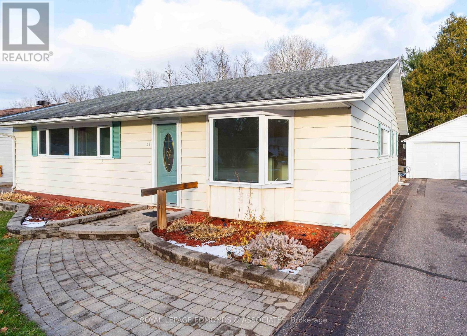 57 Beach Avenue, Deep River, Ontario K0J 1P0 - Photo 5 - X12572148