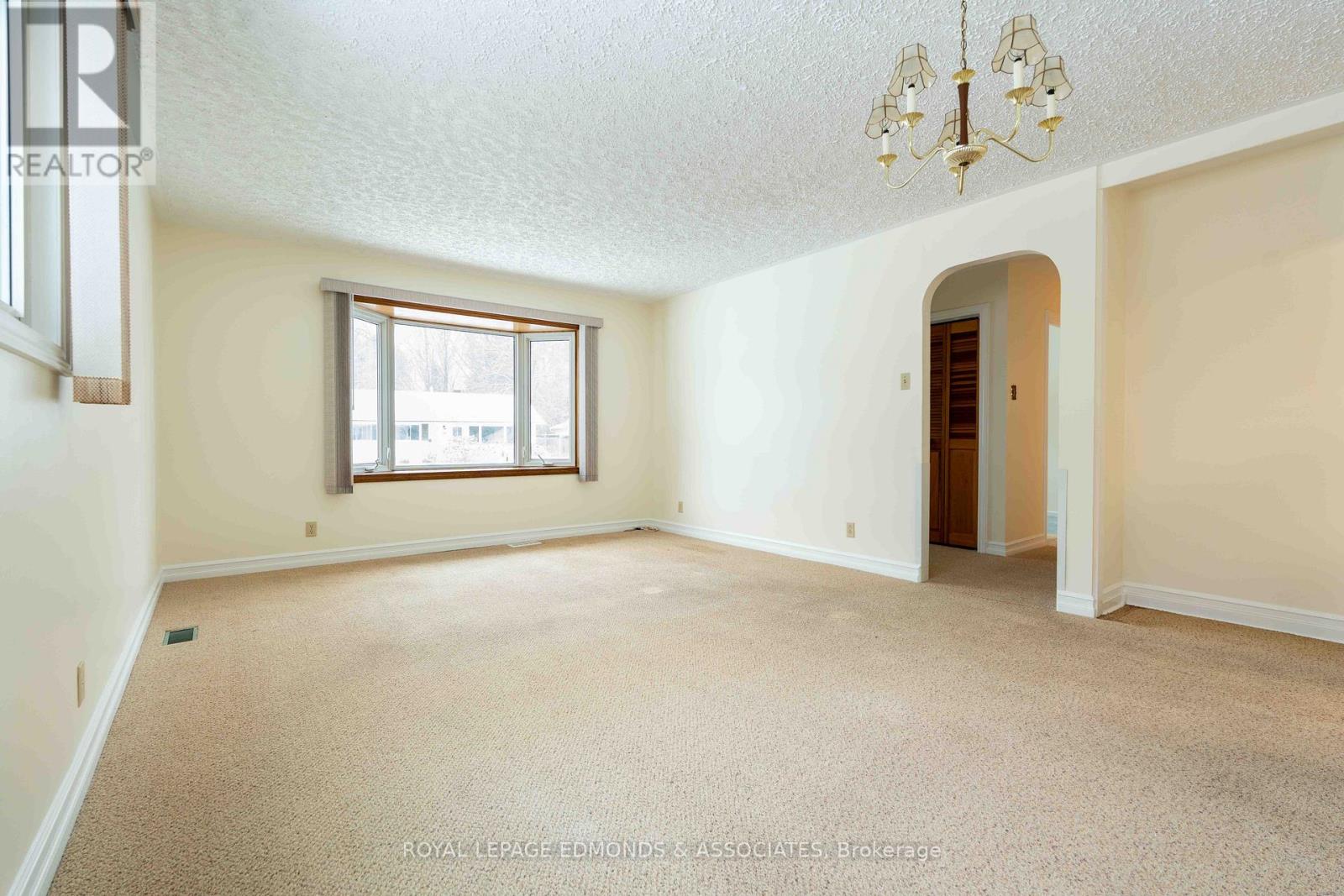 57 Beach Avenue, Deep River, Ontario K0J 1P0 - Photo 7 - X12572148