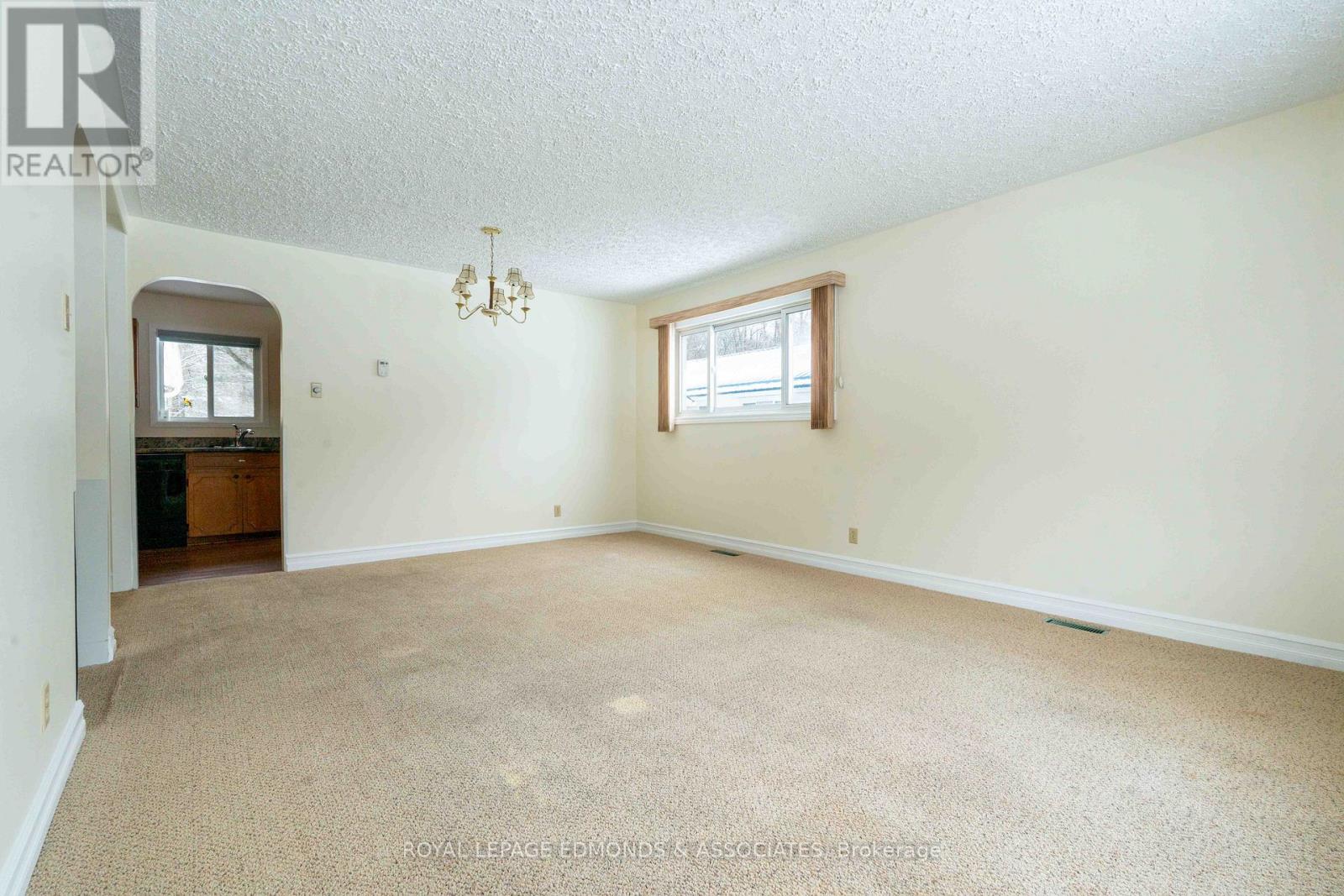 57 Beach Avenue, Deep River, Ontario K0J 1P0 - Photo 9 - X12572148