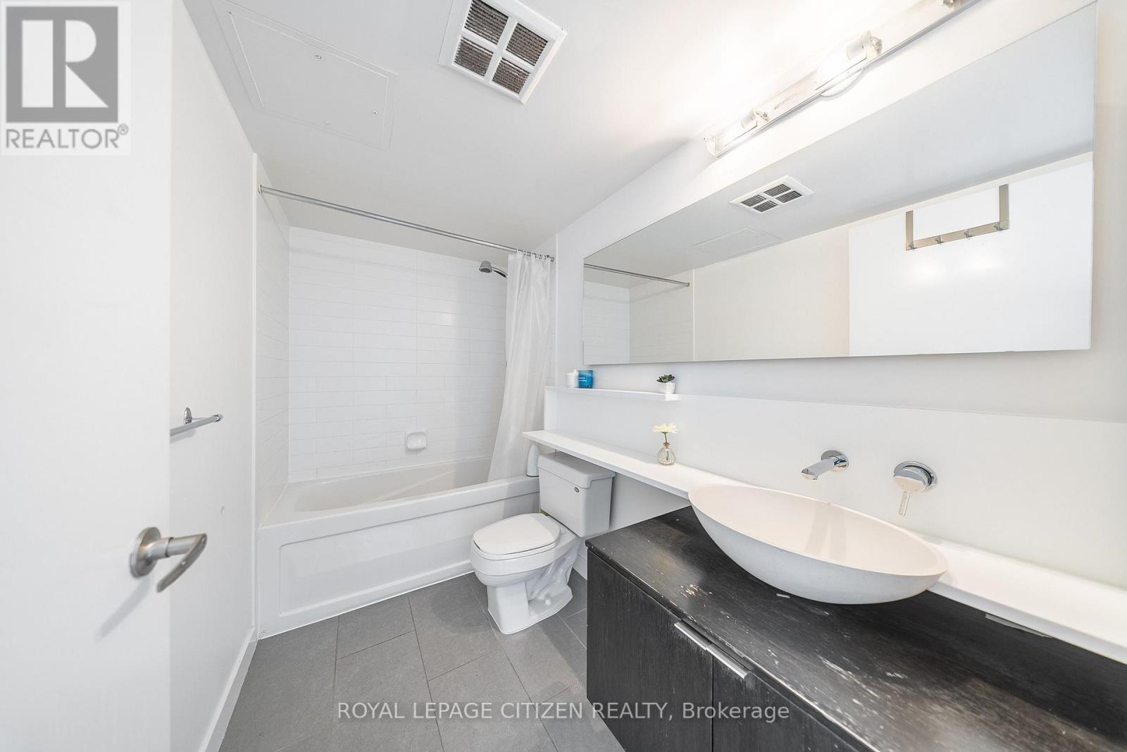 2512 - 15 Fort York Boulevard, Toronto, Ontario  M5V 3Y4 - Photo 24 - C12572130