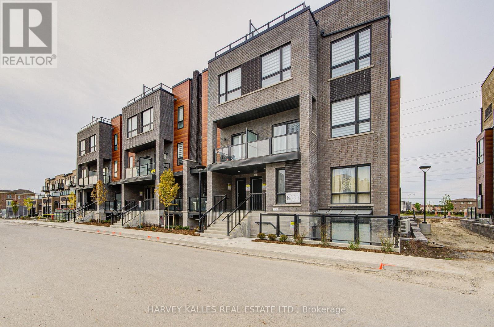 12 - 14 Lytham Green Circle, Newmarket, Ontario  L3Y 0H3 - Photo 2 - N12572128