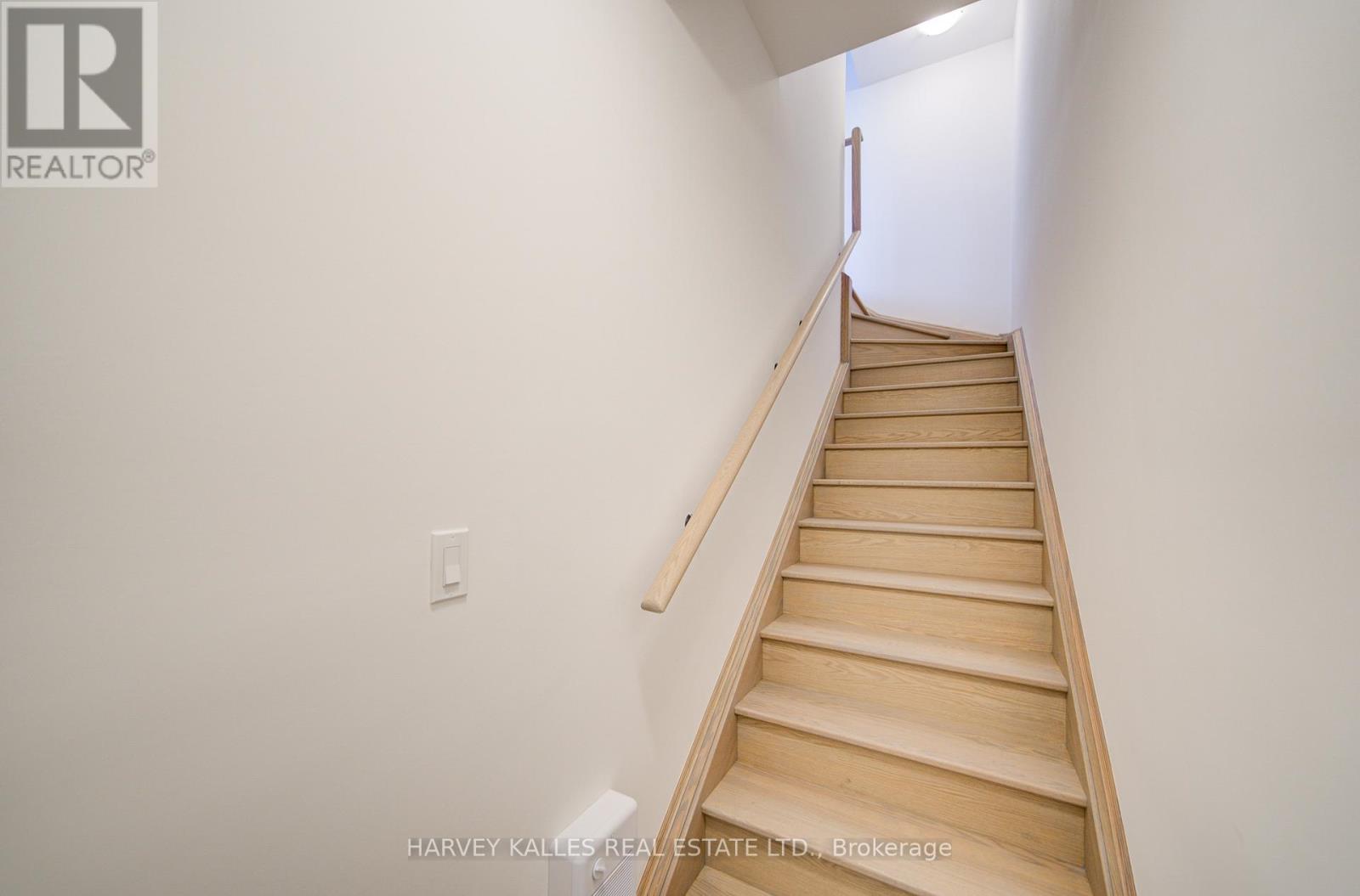 12 - 14 Lytham Green Circle, Newmarket, Ontario  L3Y 0H3 - Photo 5 - N12572128