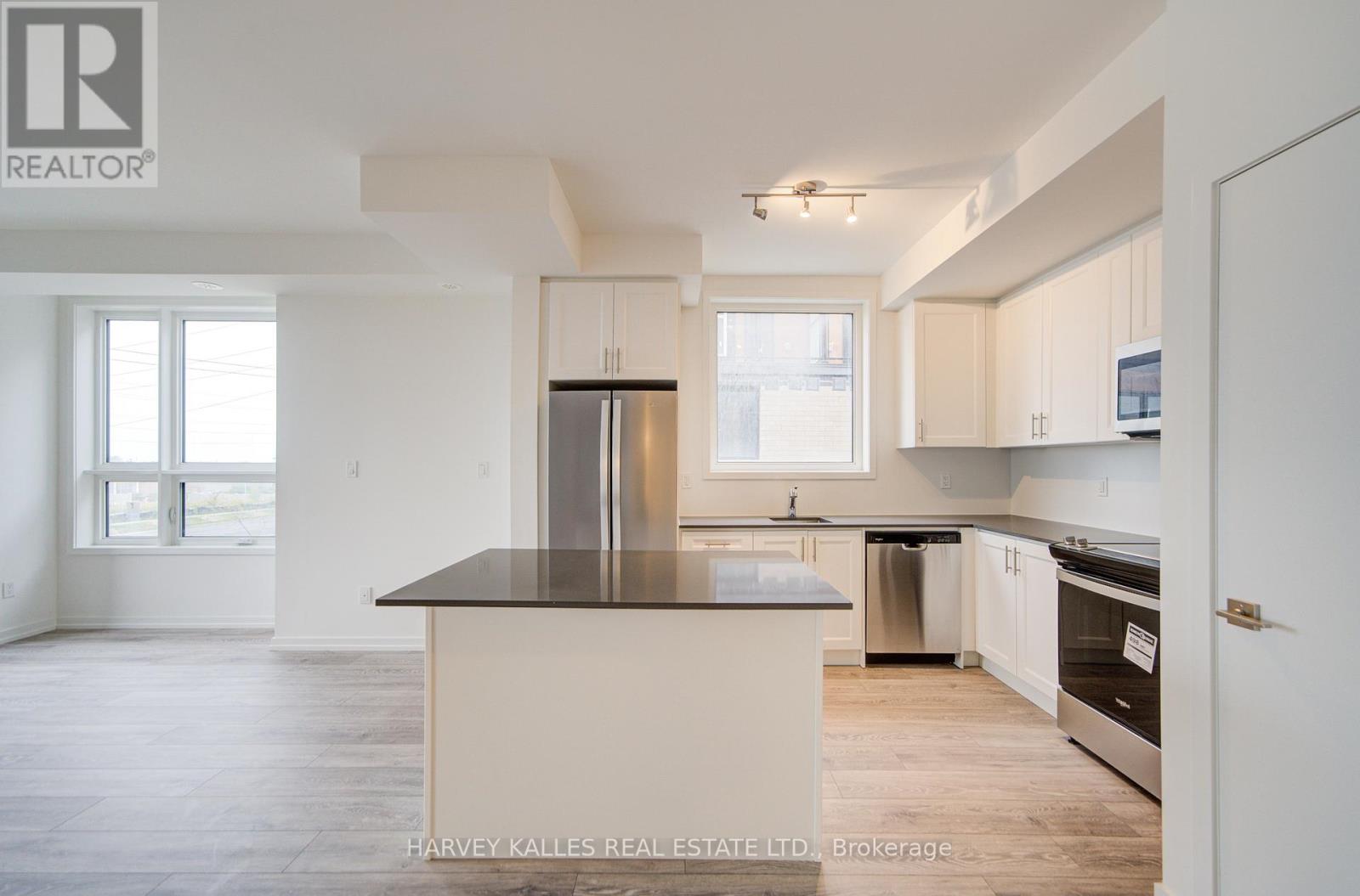 12 - 14 Lytham Green Circle, Newmarket, Ontario  L3Y 0H3 - Photo 9 - N12572128