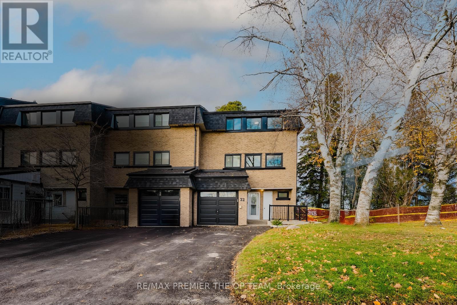 22 HENDERSON DRIVE, Aurora, Ontario