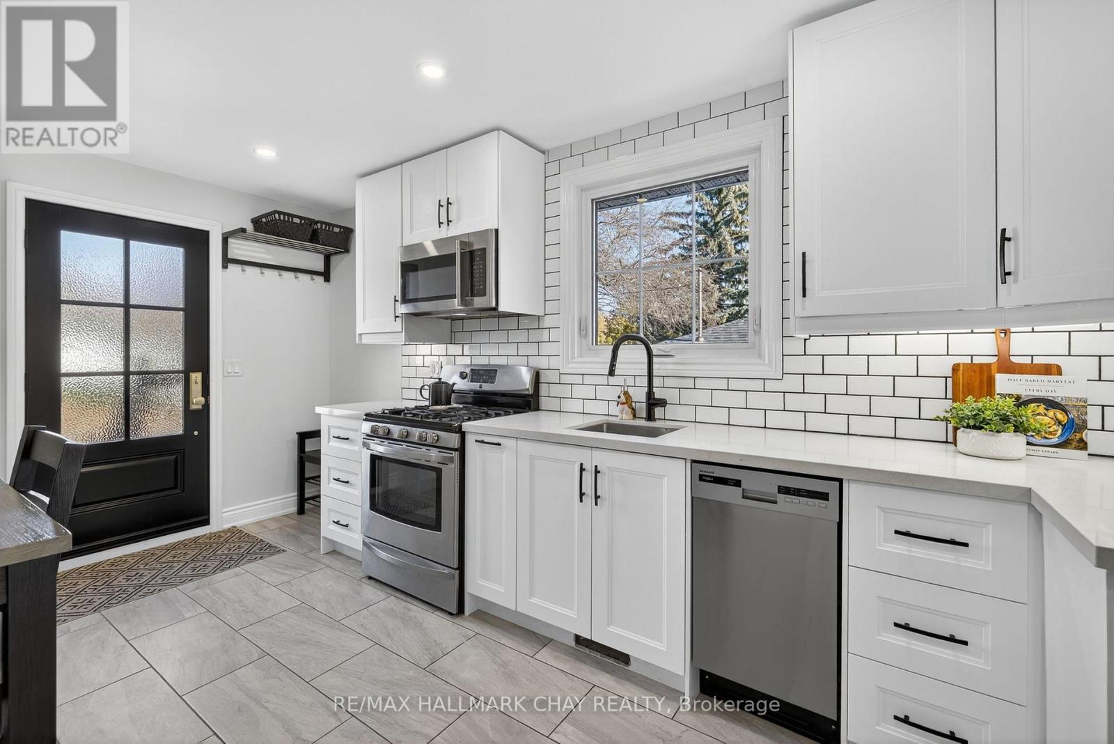 104 Kulpin Avenue, Bradford West Gwillimbury (Bradford), Ontario  L3Z 1T7 - Photo 9 - N12572262