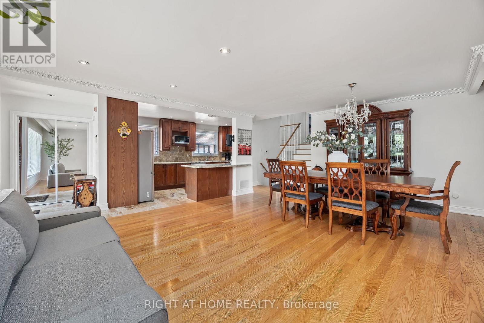 30 Hawthorne Road, Toronto, Ontario  M9R 1P3 - Photo 11 - W12572156