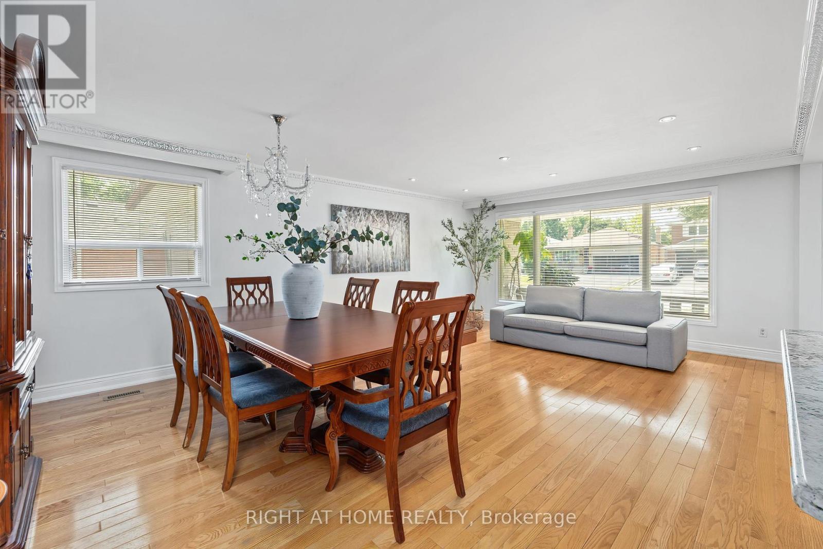 30 Hawthorne Road, Toronto, Ontario  M9R 1P3 - Photo 12 - W12572156