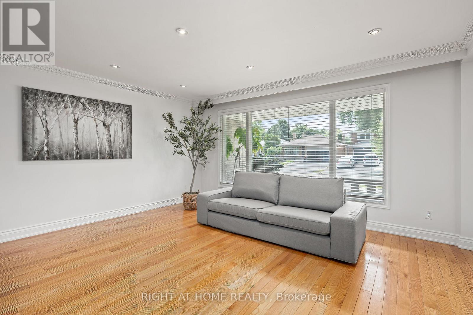 30 Hawthorne Road, Toronto, Ontario  M9R 1P3 - Photo 13 - W12572156