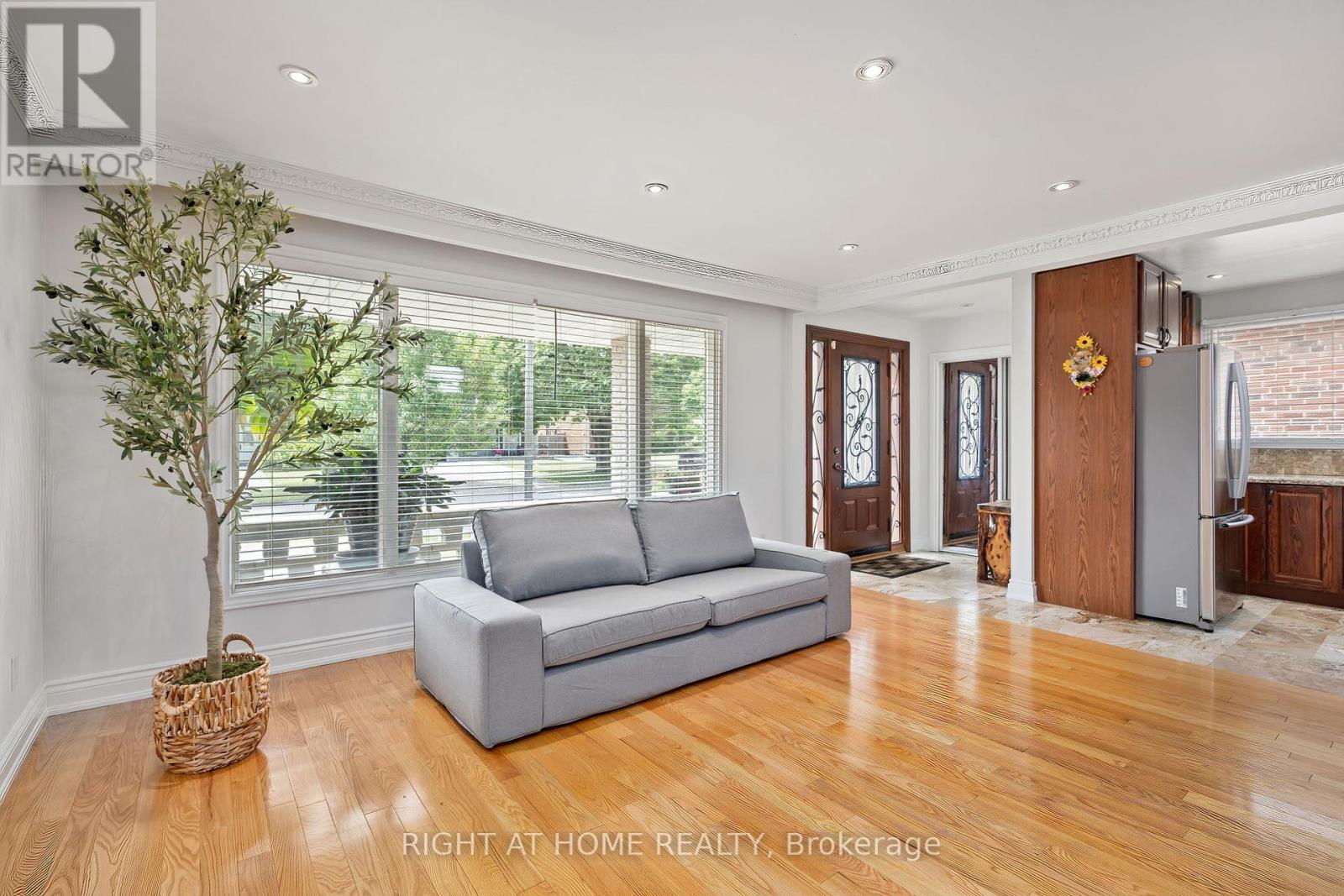 30 Hawthorne Road, Toronto, Ontario  M9R 1P3 - Photo 14 - W12572156