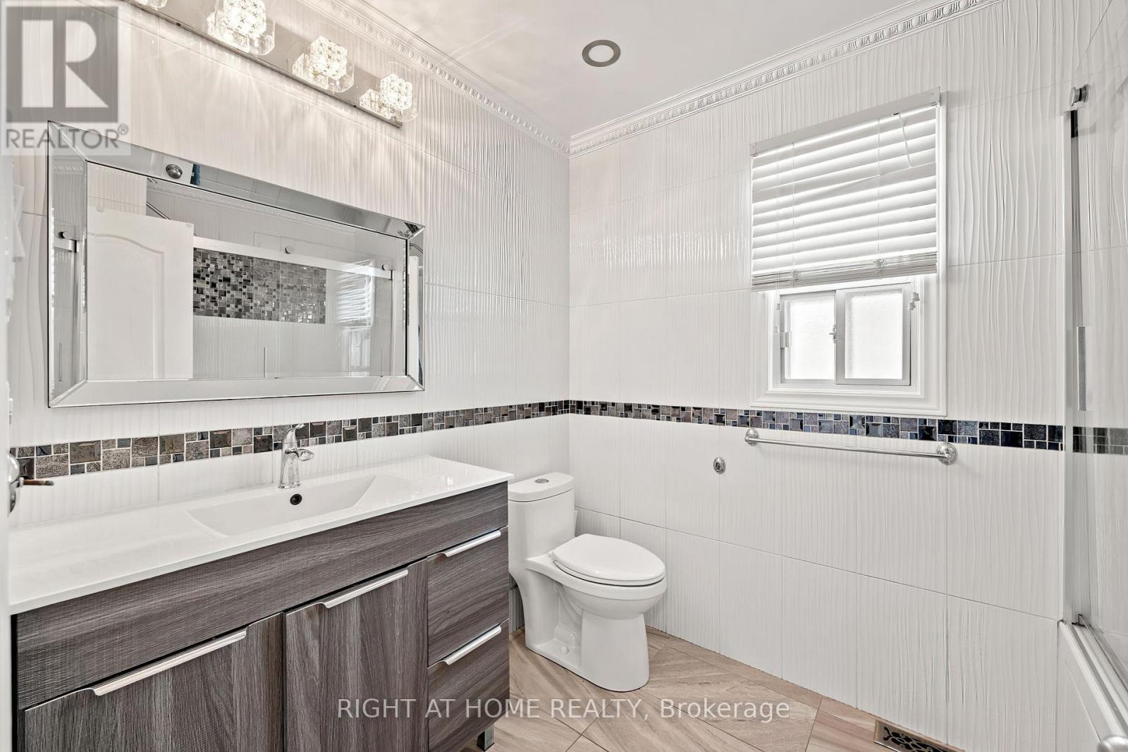 30 Hawthorne Road, Toronto, Ontario  M9R 1P3 - Photo 15 - W12572156