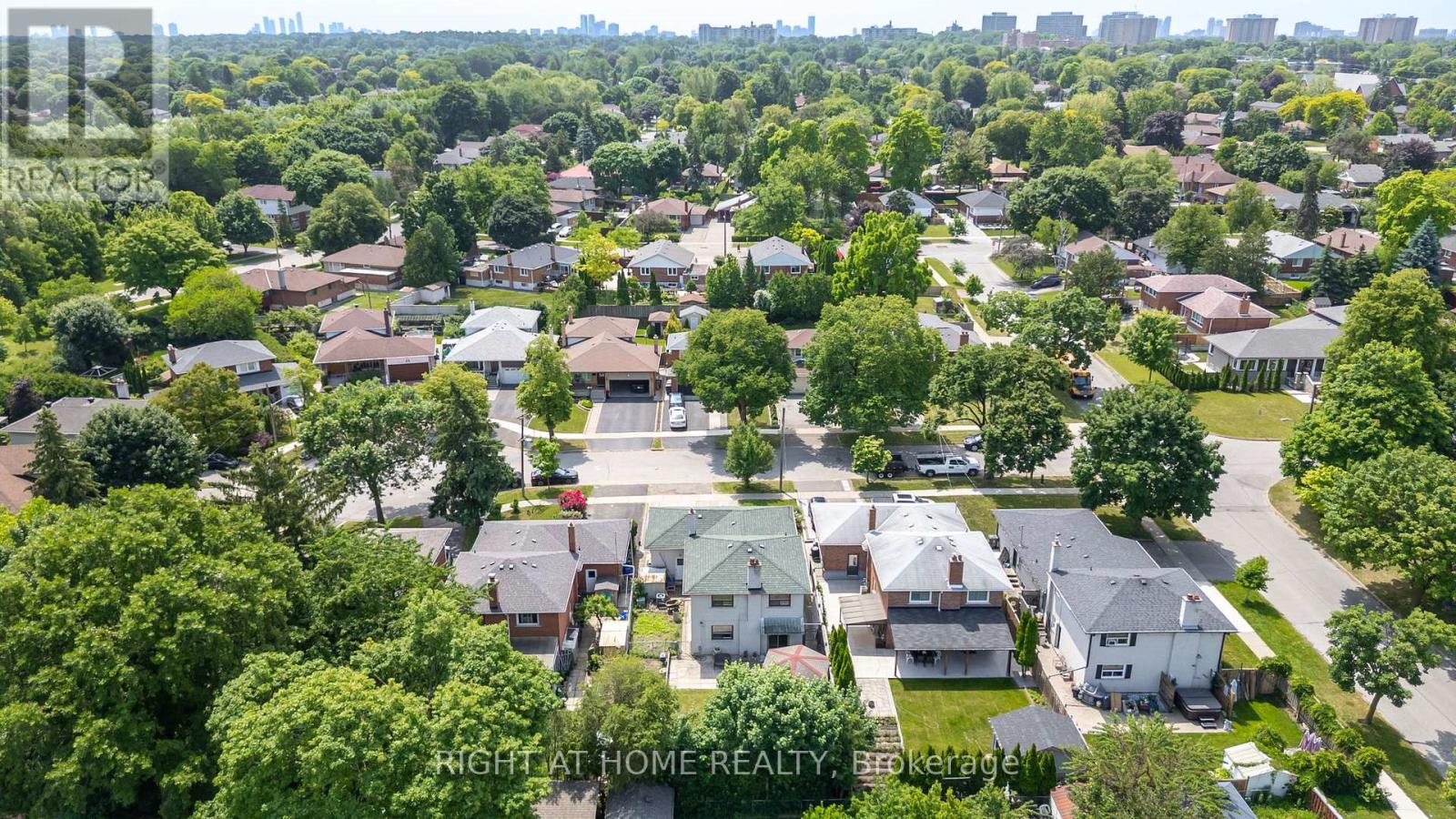 30 Hawthorne Road, Toronto, Ontario  M9R 1P3 - Photo 23 - W12572156