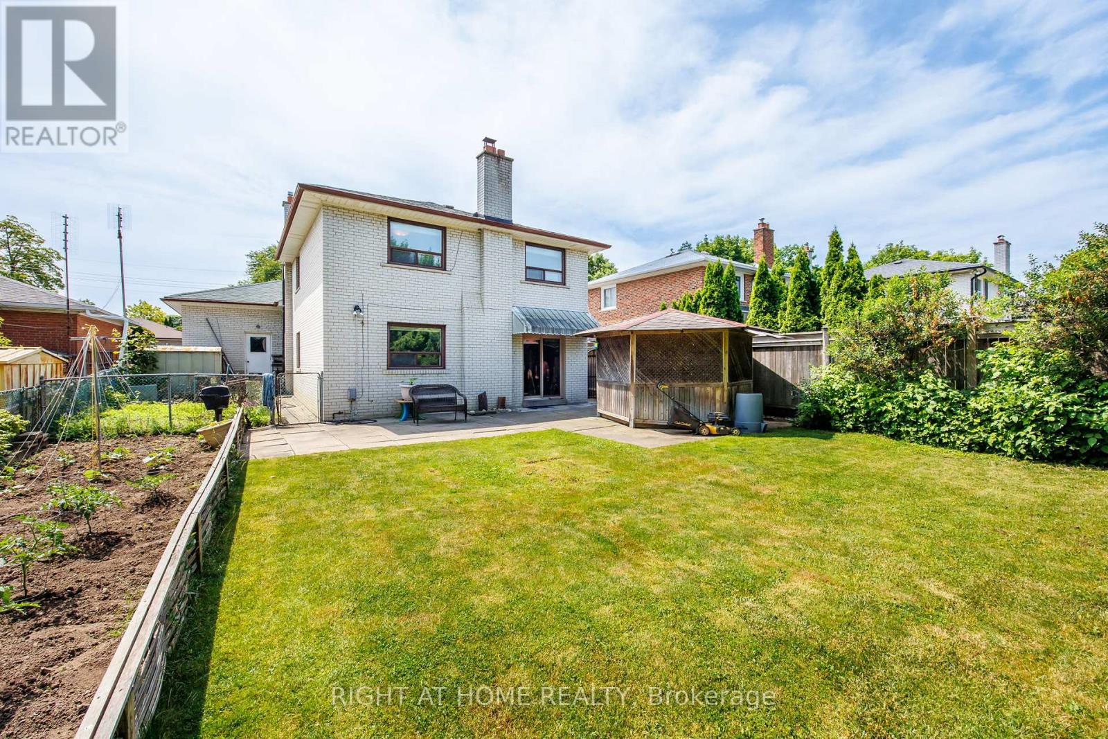 30 Hawthorne Road, Toronto, Ontario  M9R 1P3 - Photo 4 - W12572156