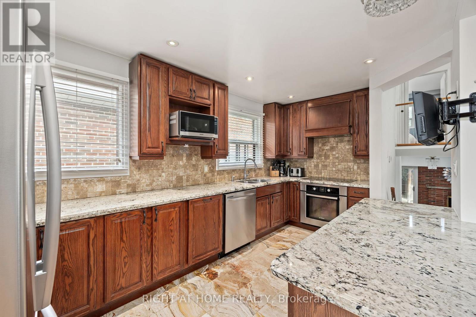 30 Hawthorne Road, Toronto, Ontario  M9R 1P3 - Photo 6 - W12572156