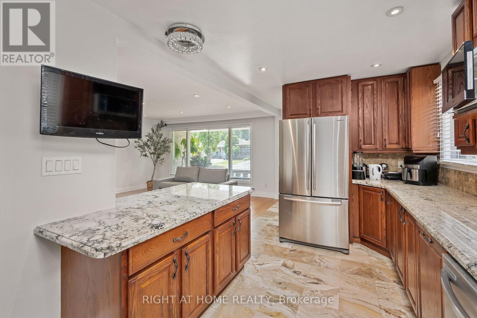 30 Hawthorne Road, Toronto, Ontario  M9R 1P3 - Photo 7 - W12572156