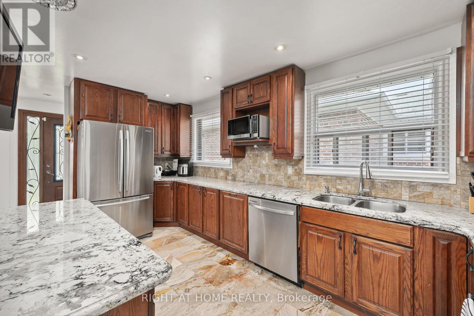 30 Hawthorne Road, Toronto, Ontario  M9R 1P3 - Photo 8 - W12572156