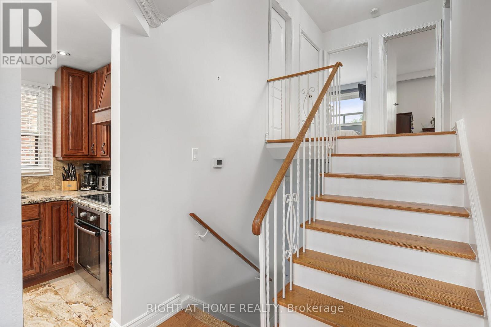 30 Hawthorne Road, Toronto, Ontario  M9R 1P3 - Photo 9 - W12572156