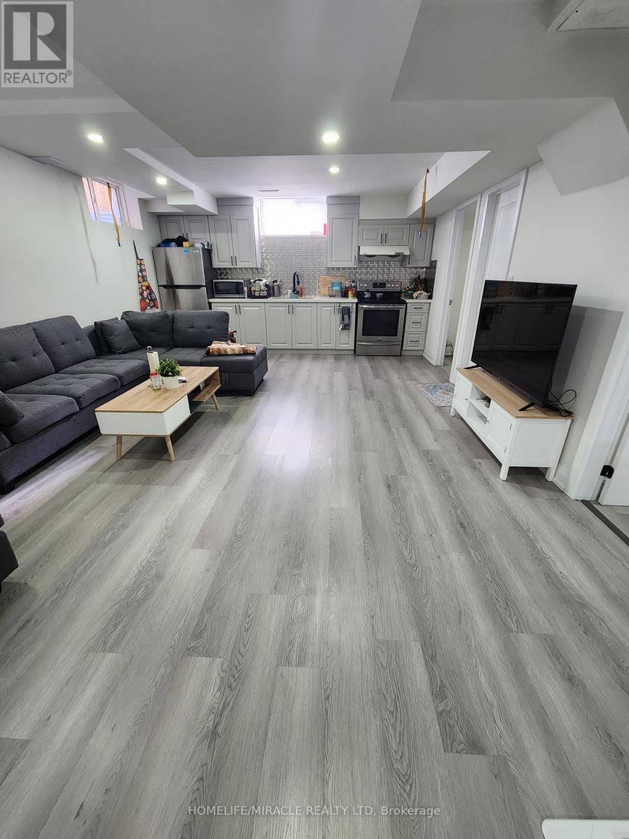 33 Trellanock Road, Brampton, Ontario  L6Y 6K8 - Photo 3 - W12572234