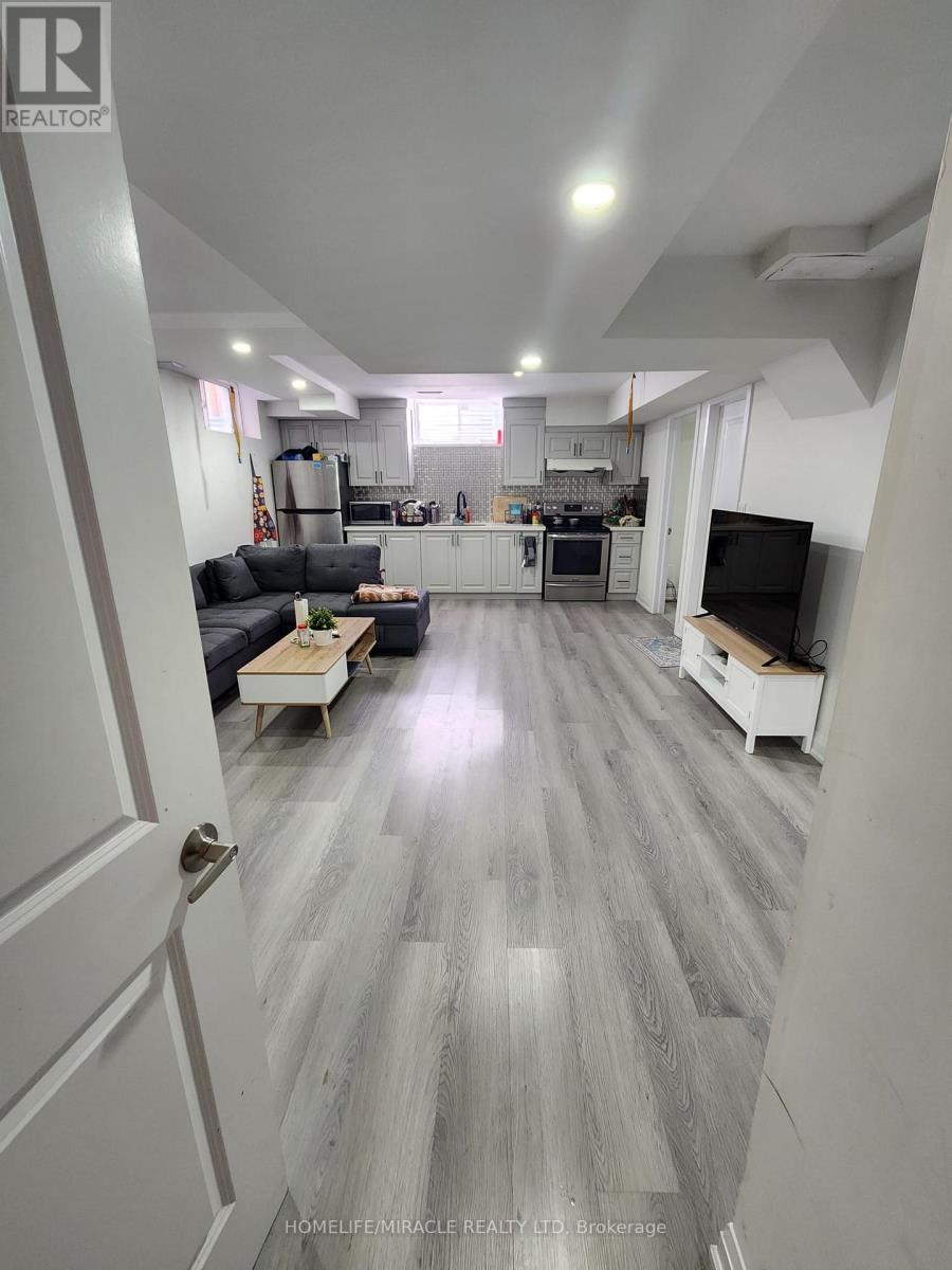 33 Trellanock Road, Brampton, Ontario  L6Y 6K8 - Photo 4 - W12572234