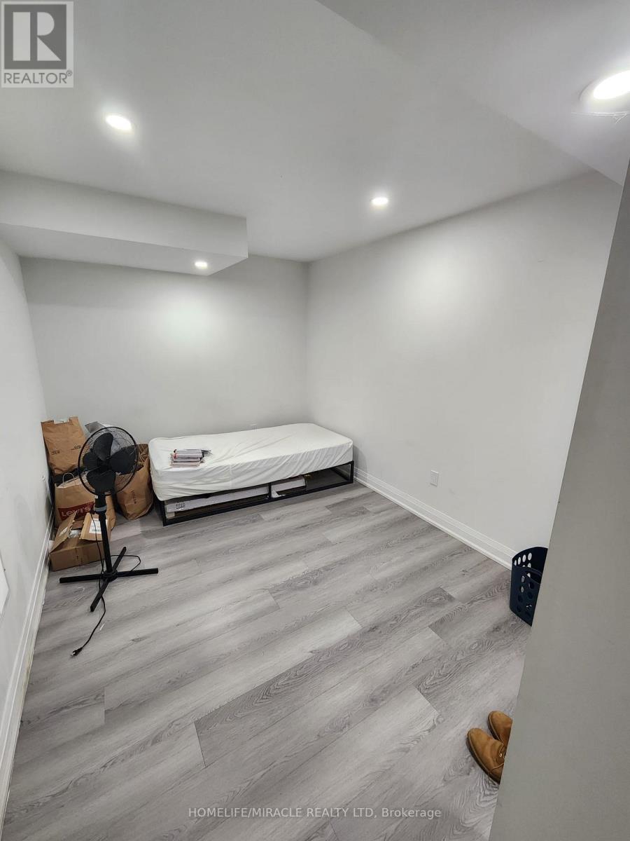 33 Trellanock Road, Brampton, Ontario  L6Y 6K8 - Photo 7 - W12572234