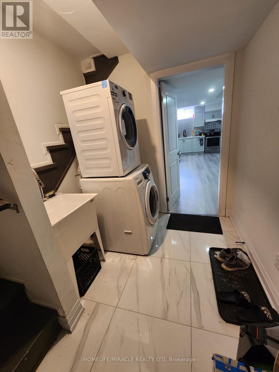 33 Trellanock Road, Brampton, Ontario  L6Y 6K8 - Photo 9 - W12572234