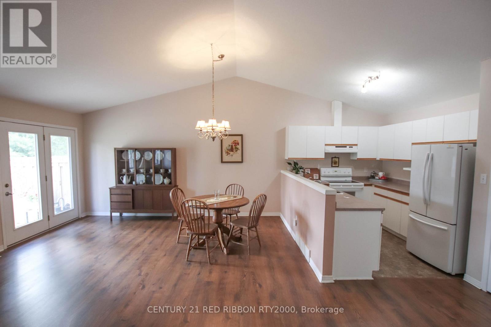 17 - 375 Scott Street E, Strathroy-Caradoc, Ontario  N7G 4G7 - Photo 8 - X12572314