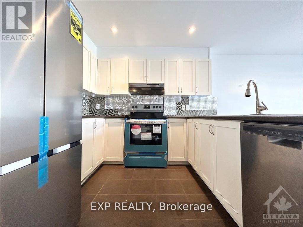 649 Clearbrook Drive, Ottawa, Ontario  K2J 5S1 - Photo 7 - X12572338