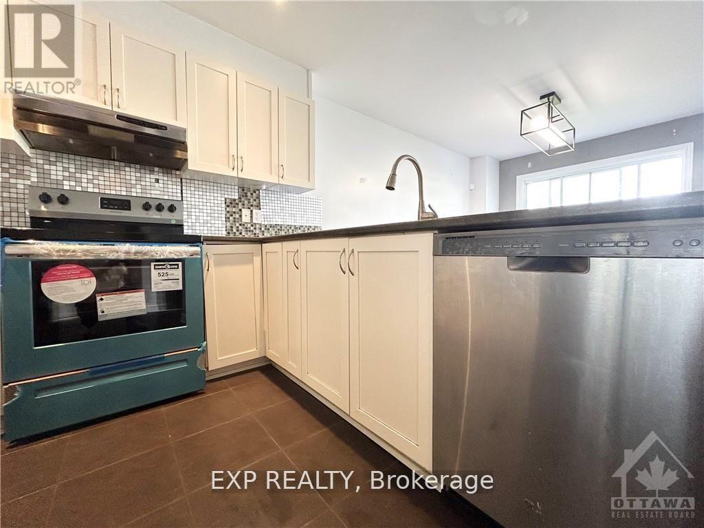 649 Clearbrook Drive, Ottawa, Ontario  K2J 5S1 - Photo 9 - X12572338