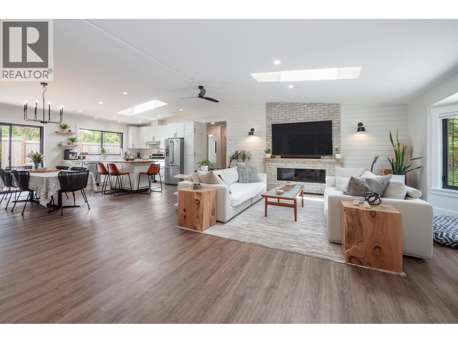 655 Dougall Road, Gibsons, British Columbia  V0N 1V8 - Photo 4 - R3069547